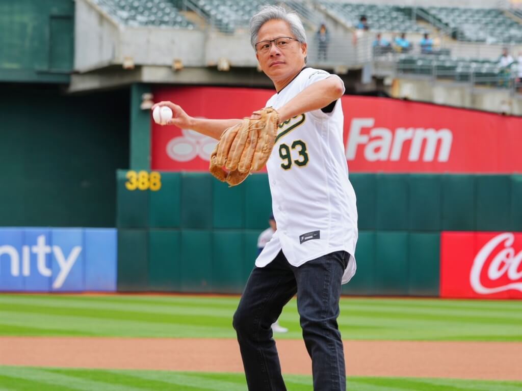 輝達執行長黃仁勳為「舊金山台灣日」獻上人生開球處女秀。圖/中央社