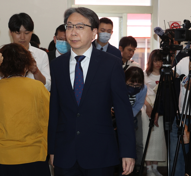國安局長蔡明彥4日出席立法院委員會報告陸媒盯梢案 ，但卻推說案件已交調查局調查，拒回應調查結果。圖/中央社