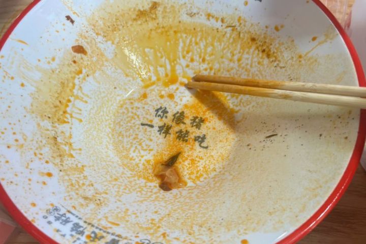 麻辣燙餐碗內底印有「你像豬一樣能吃」的文字，引發社群網站廣泛關注與爭議。圖/取自微博影片