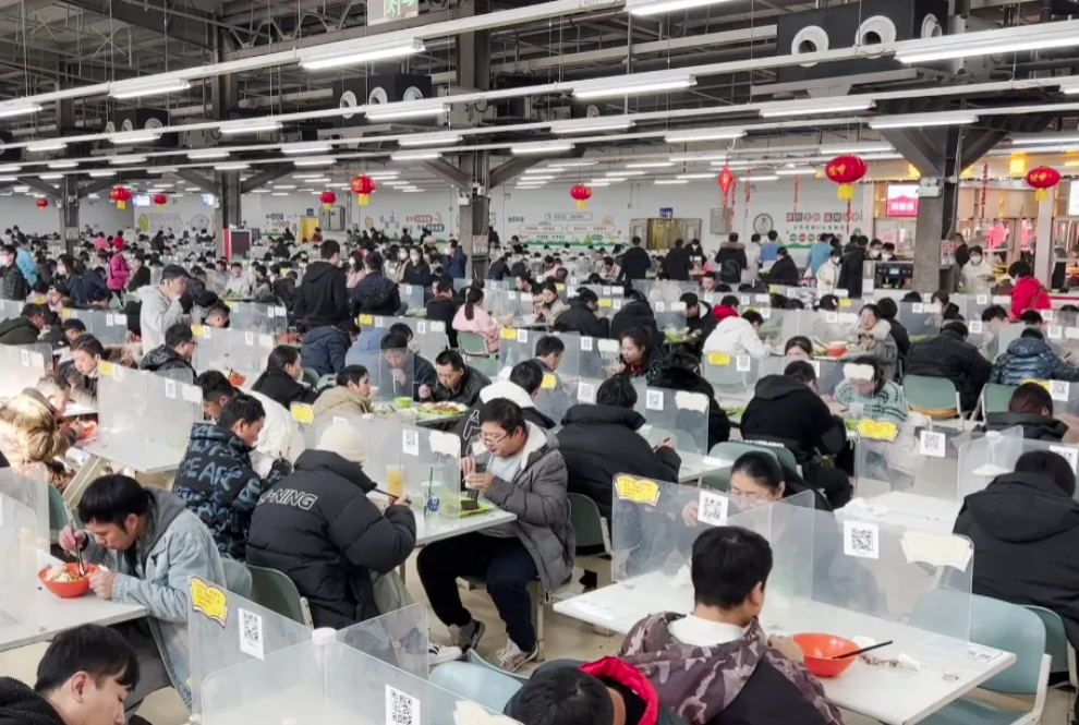 鄭州富士康的員工餐廳，鼎盛時期員工曾達30萬人。圖/取自微博