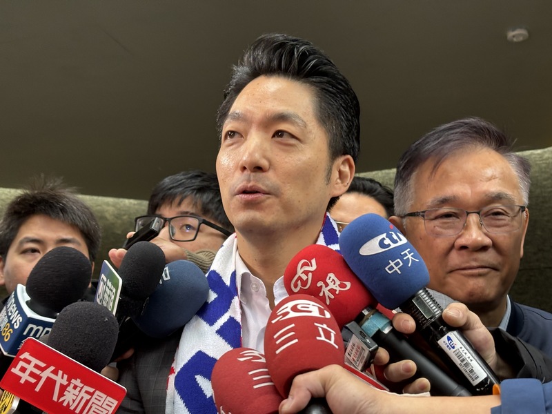 台北市長蔣萬安18日出席活動圍國旗圍巾，遭綠營酸言酸語。圖/中央社