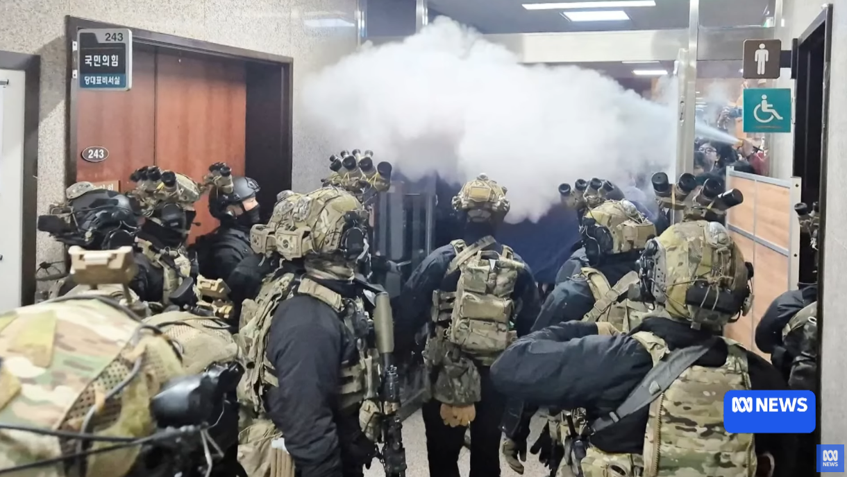 南韓國會內外，大批民眾與軍人發生衝突，期間有多人被捕。圖/翻攝自ABC News (Australia) YouTube頻道