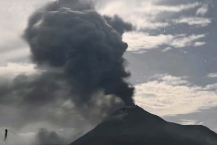 印尼勒沃托比拉基拉基火山接連大規模噴發。圖/取自KOMPASS《YouTube》官方頻道