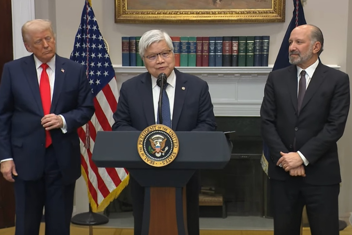 台積電董事長魏哲家（中）去年3月訪問白宮，美國總統川普（左）及商務部長盧特尼克（右）陪同其開記者會，宣布投資美國1000美元。圖／取自The White House yt頻道