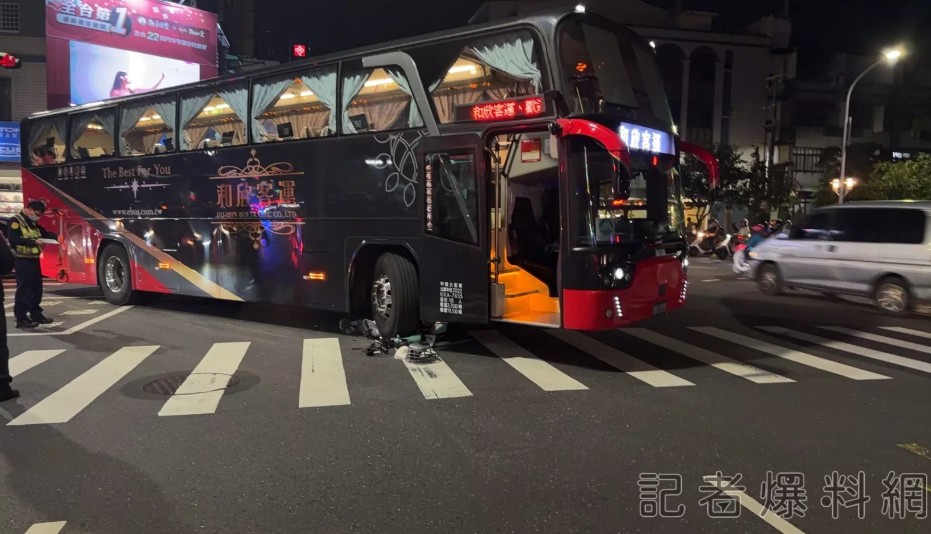 台南和欣客運右轉公園路時,撞上正騎電動腳踏車直行的16歲謝姓女高中生。圖/取自記者爆料網