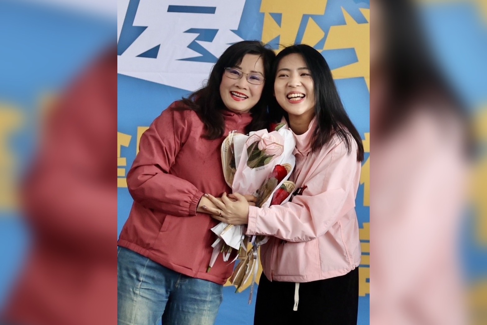 國民黨立委徐巧芯（左）與台北市議員秦慧珠（右）兩人擁抱大和解。圖／中央社