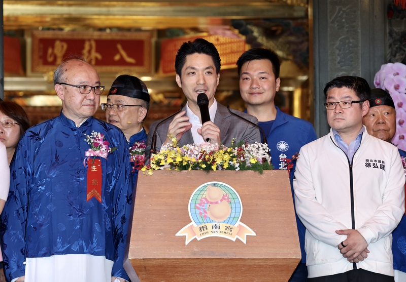 台北市長蔣萬安2日上午在指南宮「純陽寶殿」出席孚佑帝君成道1146週年三獻大典，並致詞。談到內湖淹水時，他顯然回應賴清德指出，應對極端氣候中央與地方更應攜手合作，而不是口水戰。圖／ 中央社