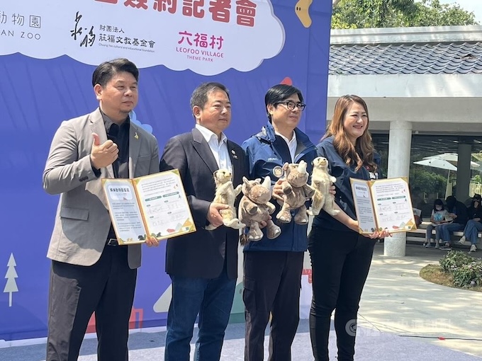 高雄壽山動物園與六福村於4月4日簽署姊妹園友好協定，在高雄市長陳其邁（右2）、莊福文化教育基金會附設動物園董事長賴振融（左2）見證下，由高雄市觀光局長高閔琳（右）與六福村主題遊樂園總經理葉忠岳（左）代表簽約。圖/中央社