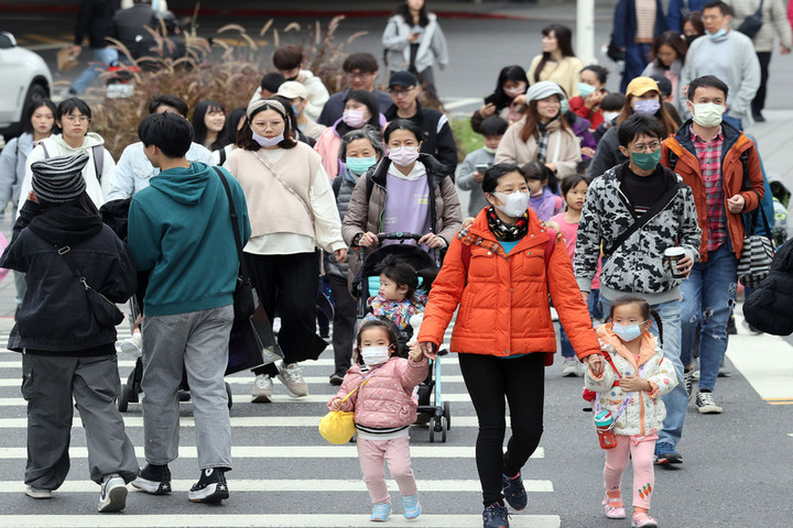 今天氣溫再降雨區擴大　明天冷氣團發威北部下探11度