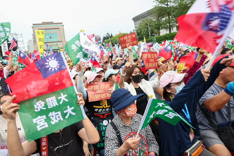由網紅八炯等人號召的「拒絕統戰 守護台灣」大會19日下午在凱達格蘭大道舉行，現場大批群眾搖旗吶喊，響應活動訴求。圖/中央社