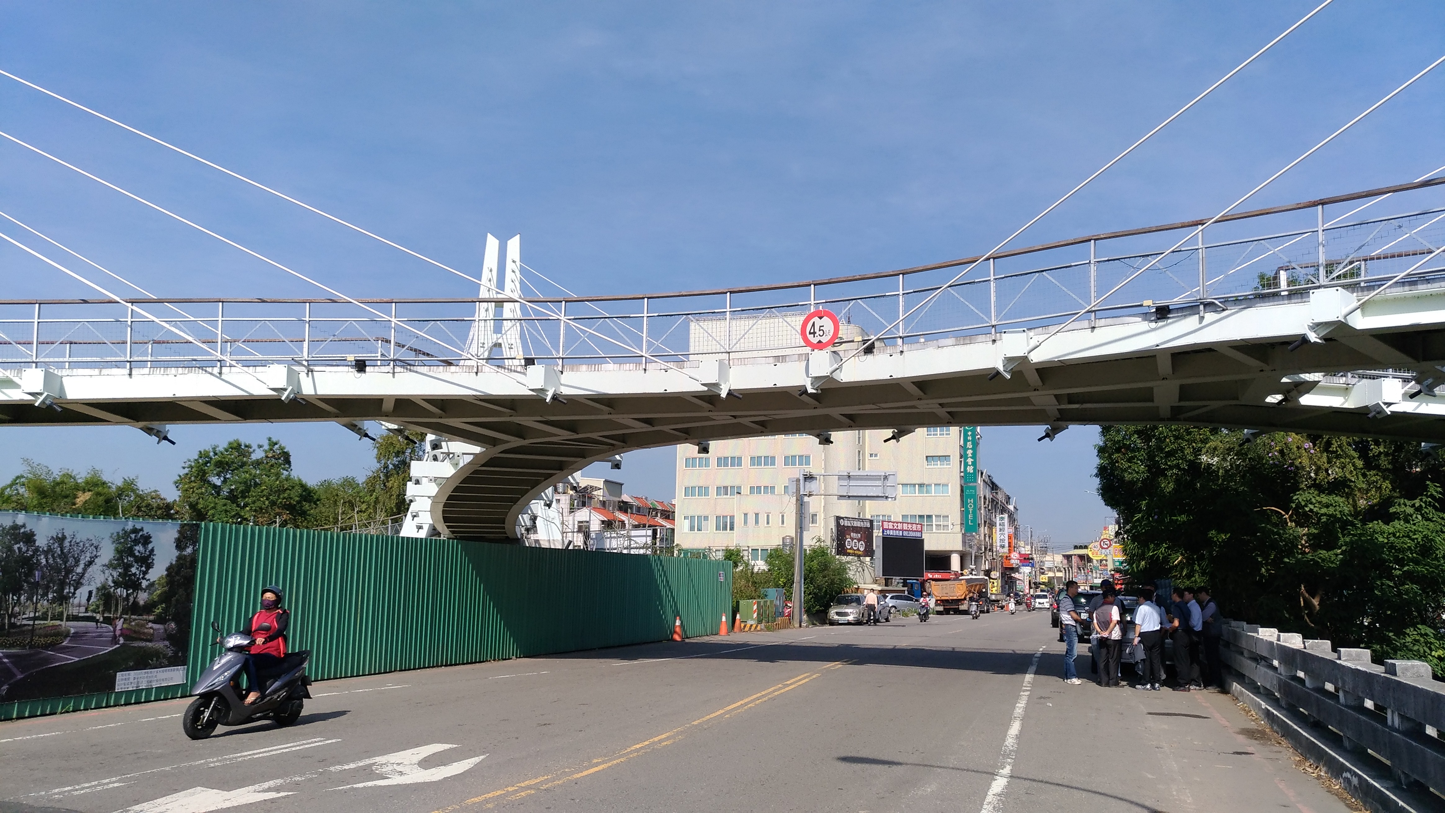 台中豐原葫蘆墩公園X型斜張跨橋完工近10年，卻因安全結構疑慮，公所和建商互告，至今無法推進開放。圖／取自台中市政府網站