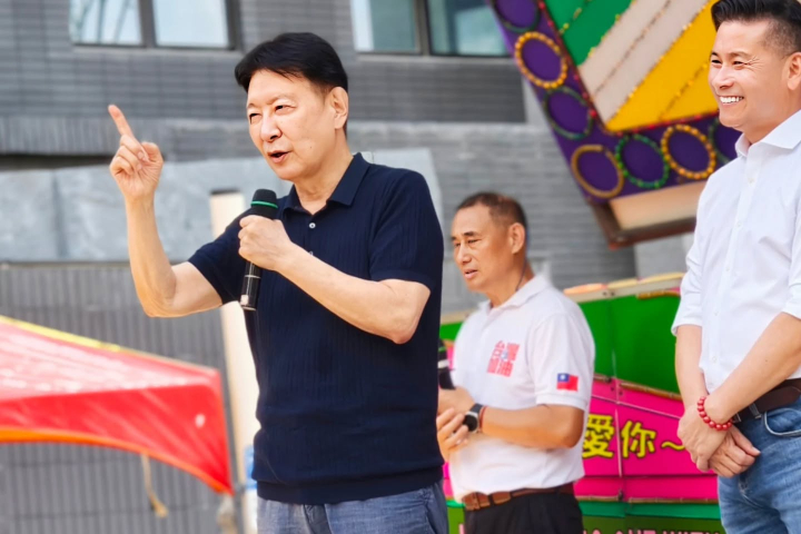 戰鬥藍發起人趙少康（左）今天（28日）表示，罷免吳思瑤二階連署只差幾千份就能達標，希望鄉親能踴躍支持。圖/中央社