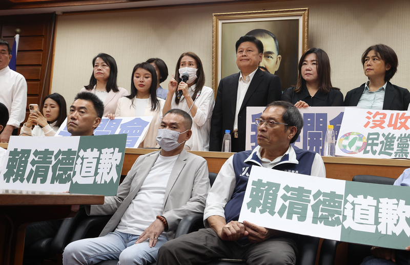 民進黨立委軟禁議事人員杯葛選罷法修法，遭國民黨提告，民進黨立法院黨團總召柯建銘回應，國民黨更換會議室才是非法行為。圖/中央社