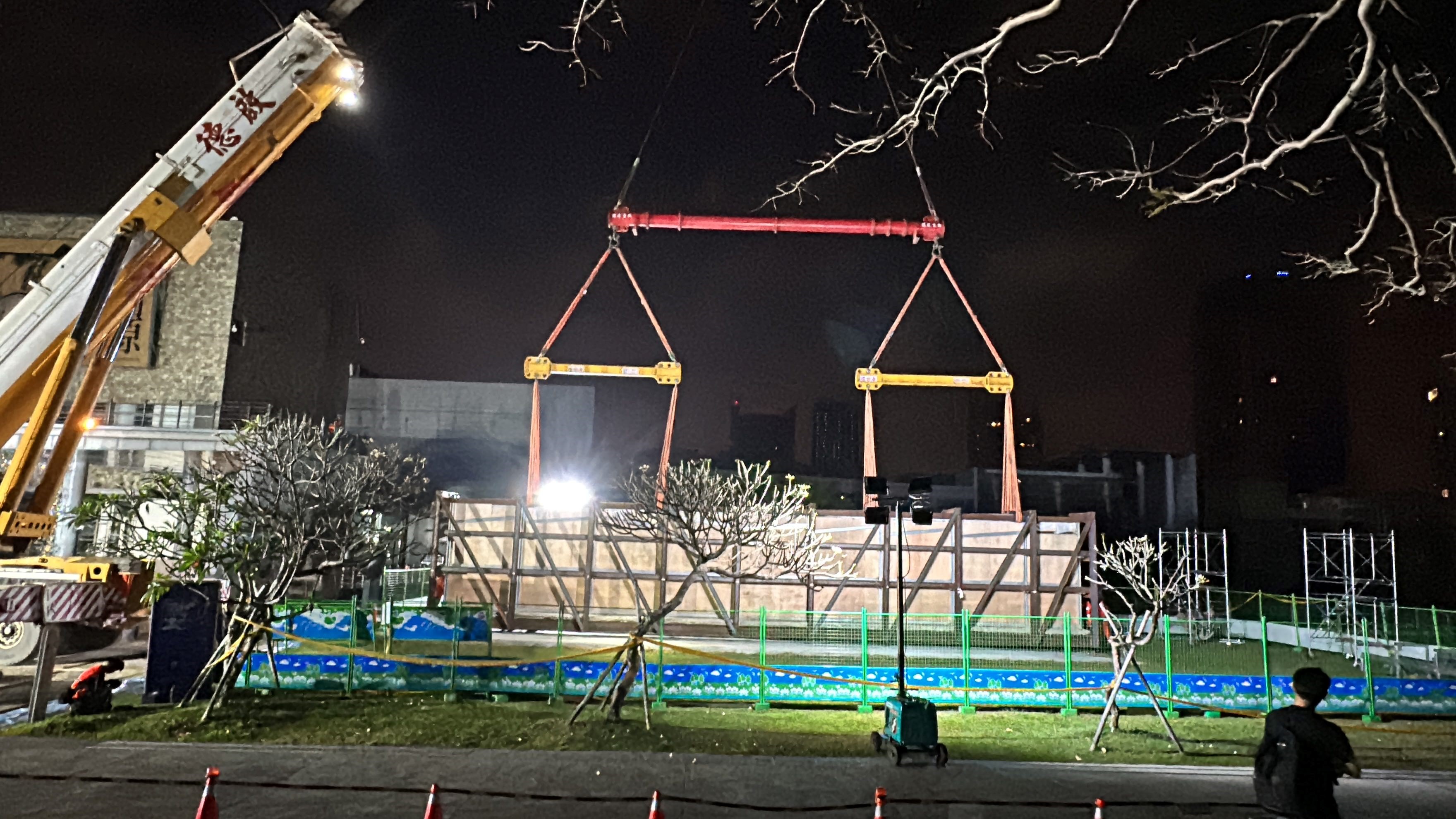 長達18公尺的壁畫於3/24日夜間抵達國立臺灣美術館星光草坪。圖/國美館提供