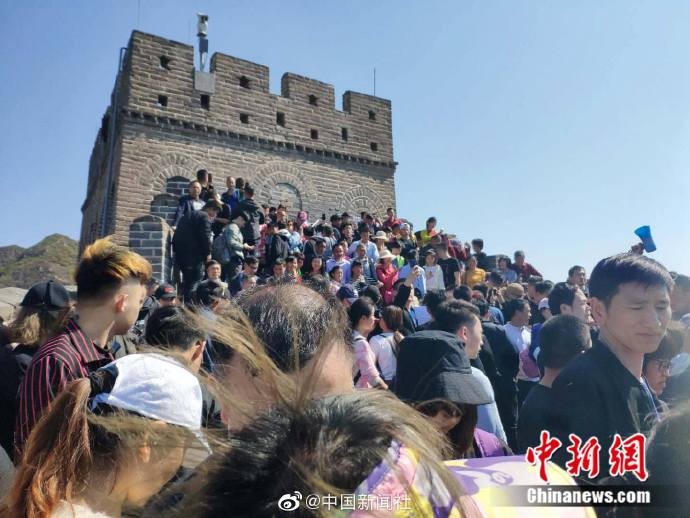 不到長城非好漢，到了長城也當不了好漢。2025年五一連假遊客塞爆北京長城。圖/取自中新網