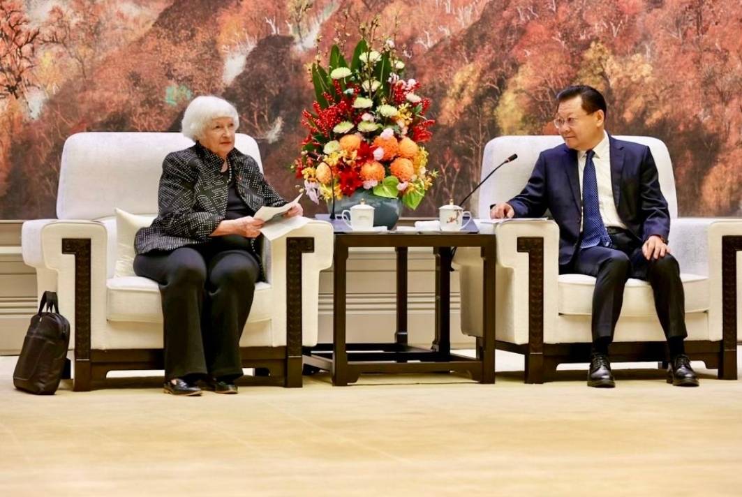 美國財長葉倫5日會見廣東省長王偉中時，也是自己拎包。圖/取自葉倫X平台