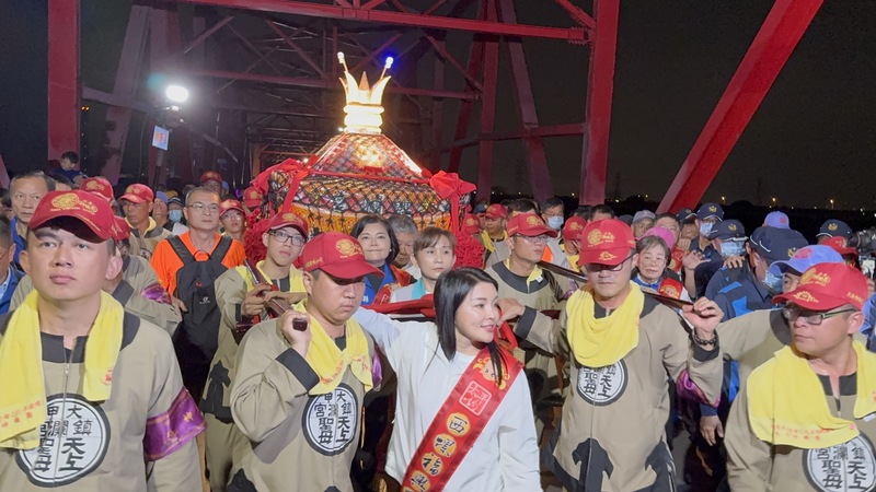 林縣長張麗善（轎內著藍色背心者）和西螺鎮長廖秋萍（2排中藍領者）爆發搶位戰，讓一旁的鎮瀾宮董事長顏清標傻眼。圖／中央社