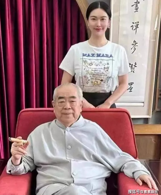 徐萌雖然穿著T恤，但看起來仍規矩得體。圖/取自素素娛樂搜狐號