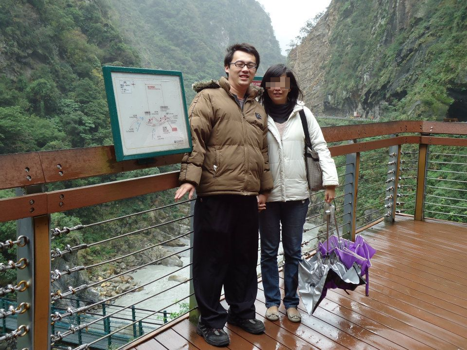 據《鏡週刊》報導，陳信凱（左）與小蓉（右）離婚不到1周，就將她殺害並棄屍山林。圖/取自陳信凱臉書