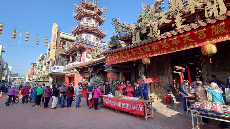 今天是臘八節，嘉義市佛光山圓福寺與國際佛光會中華總會新港分會特別準備了數千份平安臘八粥，與民眾共同分享。圖/中央社