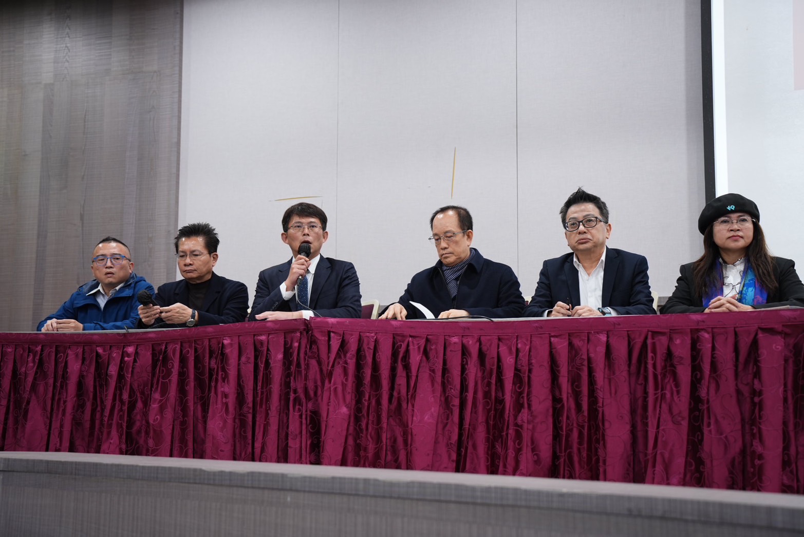 民眾黨公職今（26日）召開記者會回應關於黨主席柯文哲被起訴的司法案件。圖/陳卡文攝