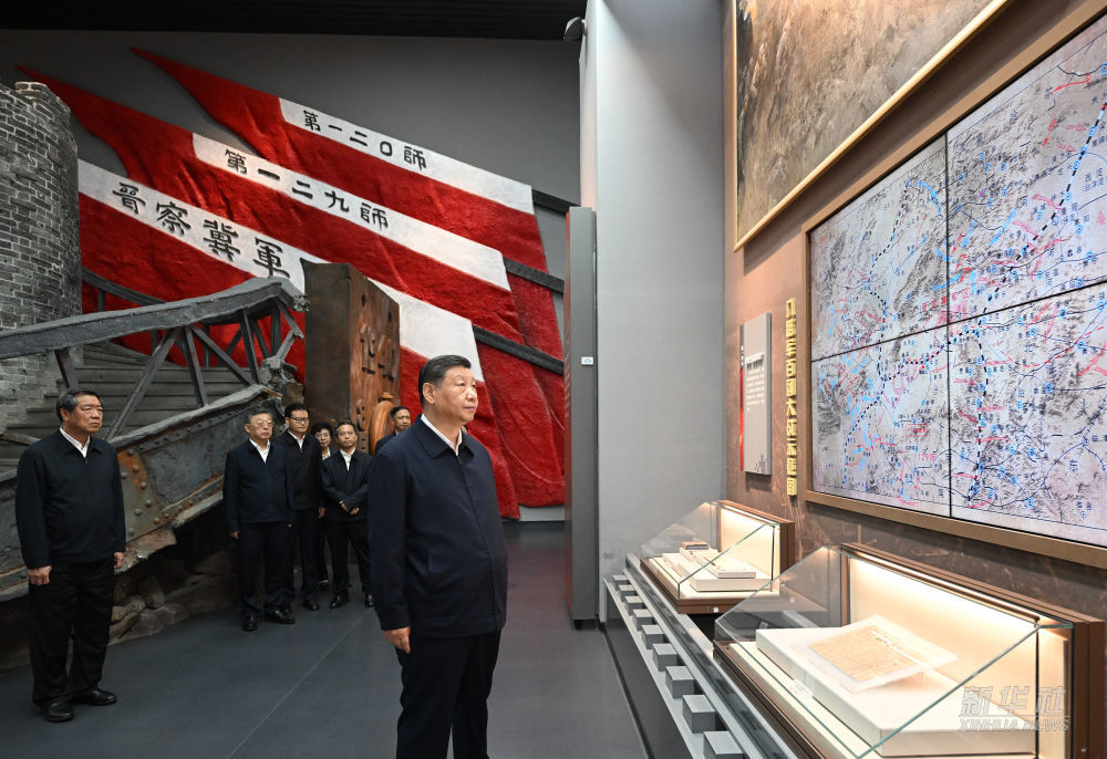 習近平走訪百團大戰紀念館，參觀八路軍當年抗日的展陳資料。圖/取自新華社