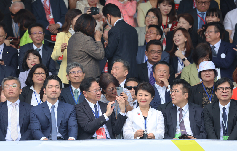 台北市長蔣萬安（左2）、桃園市長張善政（左3）、台中市長盧秀燕（左4）、台南市長黃偉哲（左5）及高雄市長陳其邁（左6）幾名直轄市長皆出席觀禮。圖/中央社