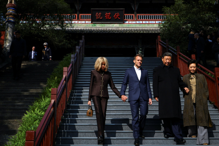 習近平夫婦帶領馬克宏夫婦參觀都江堰段離堆北端的最高處「扶龍觀」，該處祭祀修建都江堰的李冰父子。圖/取自鳳凰衛視