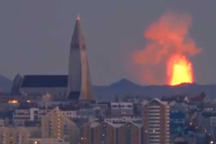 冰島雷克雅內斯半島的孫德努克火山口周二清晨開始噴發。圖/取自Massimo官方《推特》