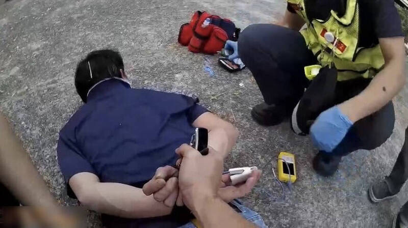 14日警方巡邏時，看見越南籍刀姓非法移工，察覺有異進行盤查，刀男卻心虛逃跑，被逮後慘遭解送專勤隊，遣送出境。圖／警方提供