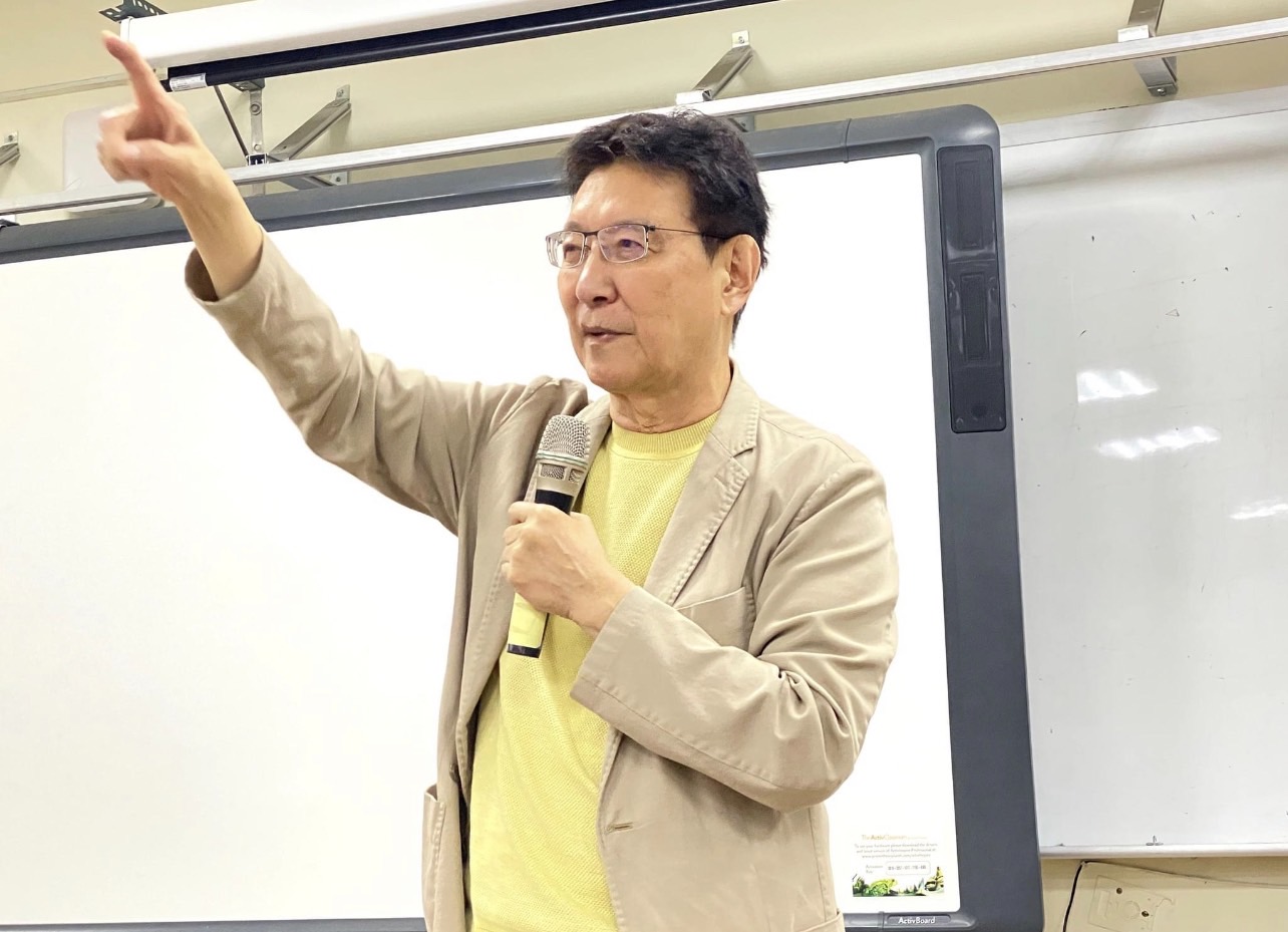 前中廣董事長趙少康表示，由於無法及時收到賴清德520總統就職典禮邀請函，自己已訂好機票，將前往西班牙「遠離傷心地」，表達他對賴清德執政風格的憂慮。圖／取自趙少康臉書