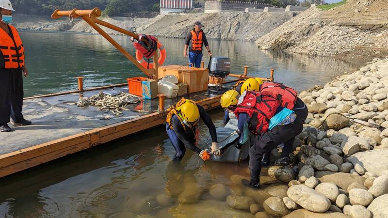 今天（27日）在鯉魚潭水庫發現一具浮屍，經確認為失聯多日的劉姓男子。圖/中央社