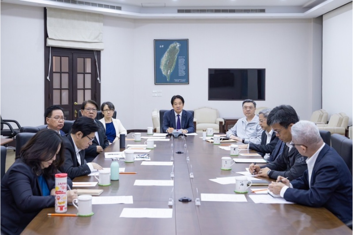 總統賴清德（中）7日深夜率副總統蕭美琴（左5）、行政院長卓榮泰（右4）、總統府秘書長潘孟安、國安會秘書長吳釗燮等人與正在美國、由行政院副院長鄭麗君率領的經貿談判團隊視訊通話，聽取團隊報告。圖/中央社