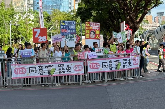 圖為大罷免選戰前，罷免團體的宣傳活動。圖/中央社