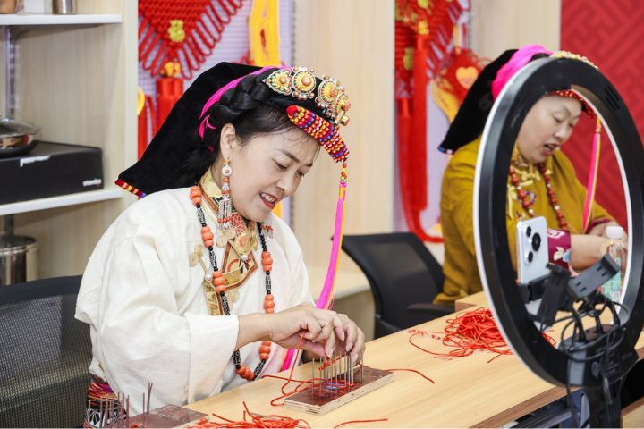 【天府風情】丹巴紅繩、金東牽線、義烏經緯　2000名藏家巧娘「編」出山海情