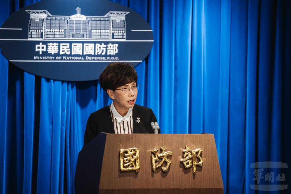 國防部記者會由戰規司國防政策處處長許云甄向外界報告書中內容。圖／取自國防部軍聞社