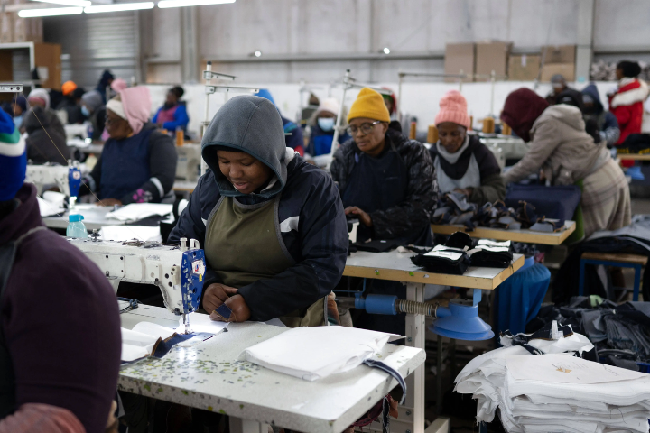 川普關稅扼殺「天空之國」！賴索托女工血淚控訴　台商成衣業命懸一線