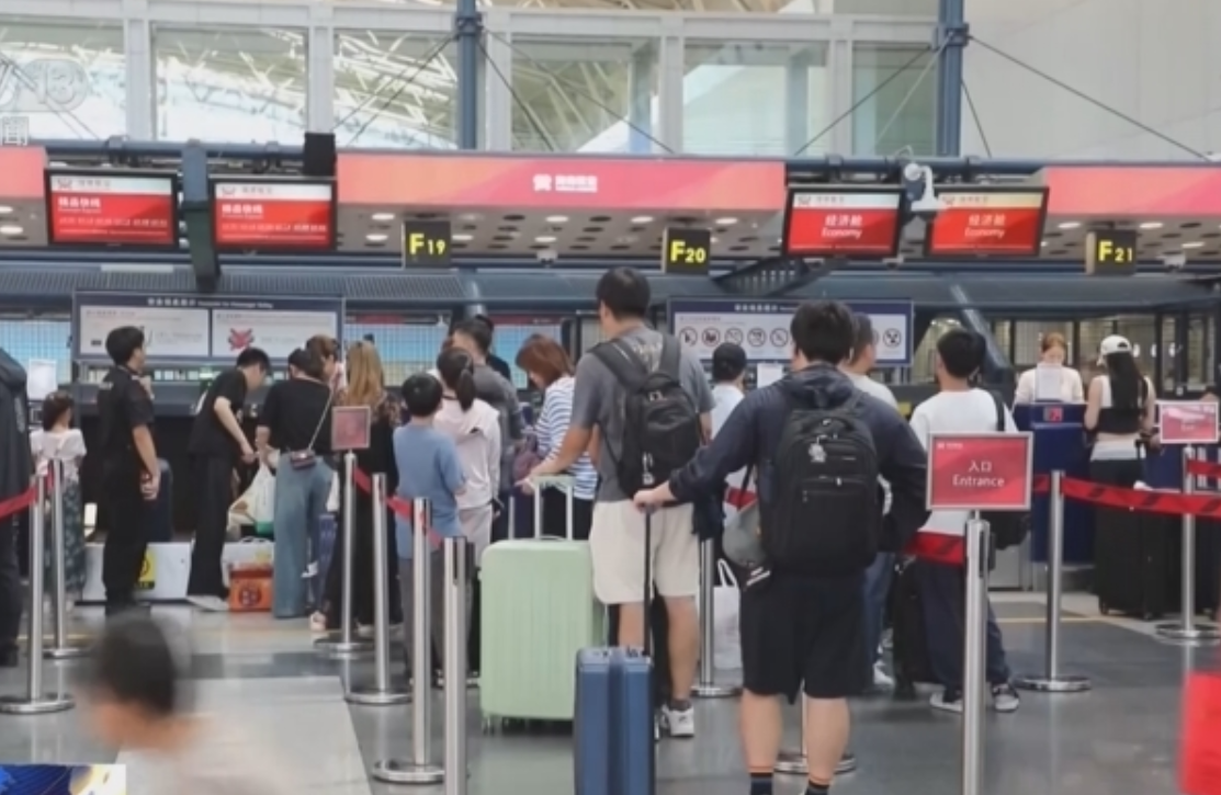 坐經濟艙的你是否經常選不到靠前、靠窗、靠走道的好位子？圖/取自央視