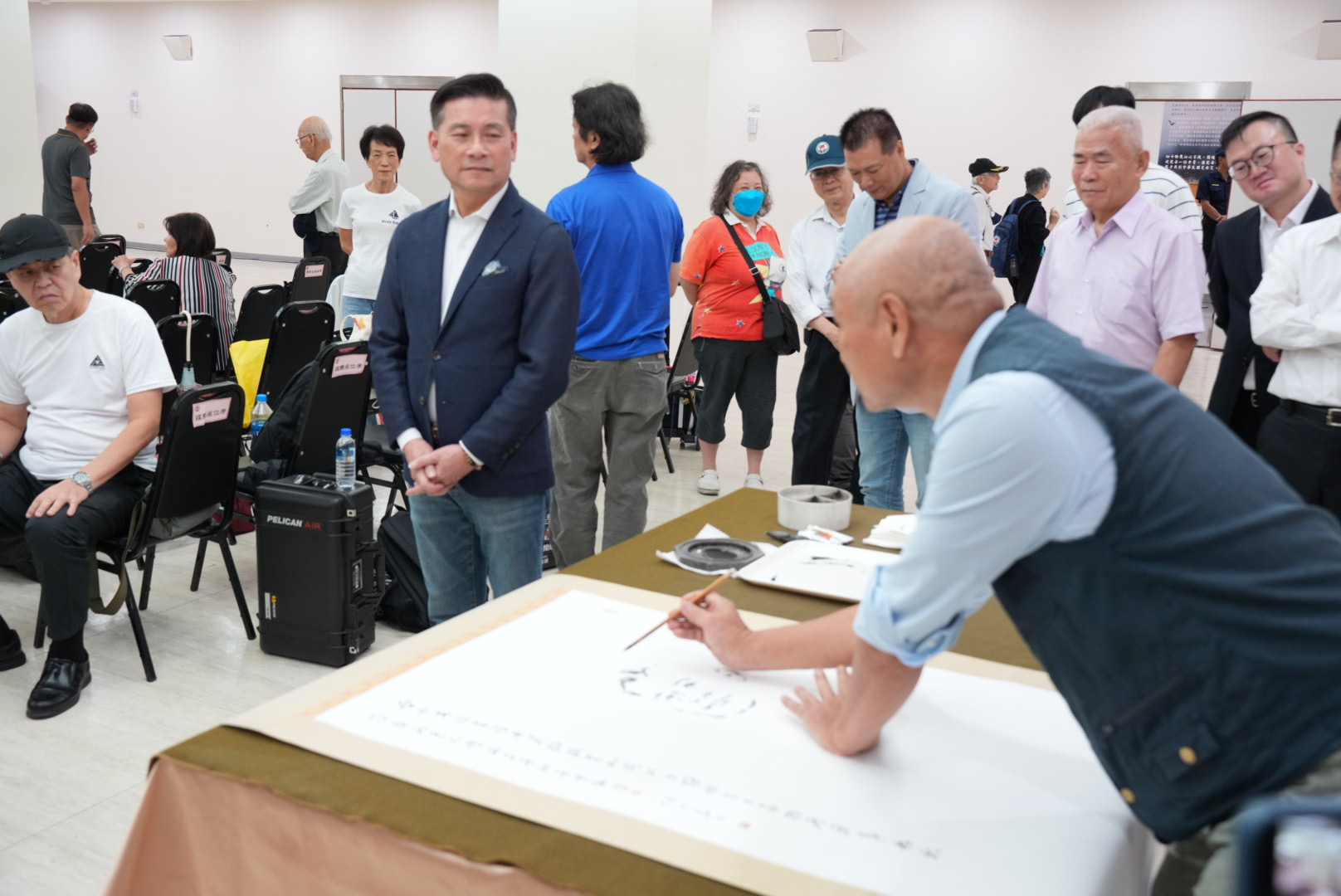 「墨韻同心.團結自強-中華民國團結自強協會書畫美展」14日於台北市議會1樓交誼廳舉行開幕典禮,各界人士冠蓋雲集,圖為知名藝術家、策展人吳重鞍老師(右)即席揮毫,現場為台北市議長戴錫欽(左)創作水墨肖像。圖記者陳思豪攝