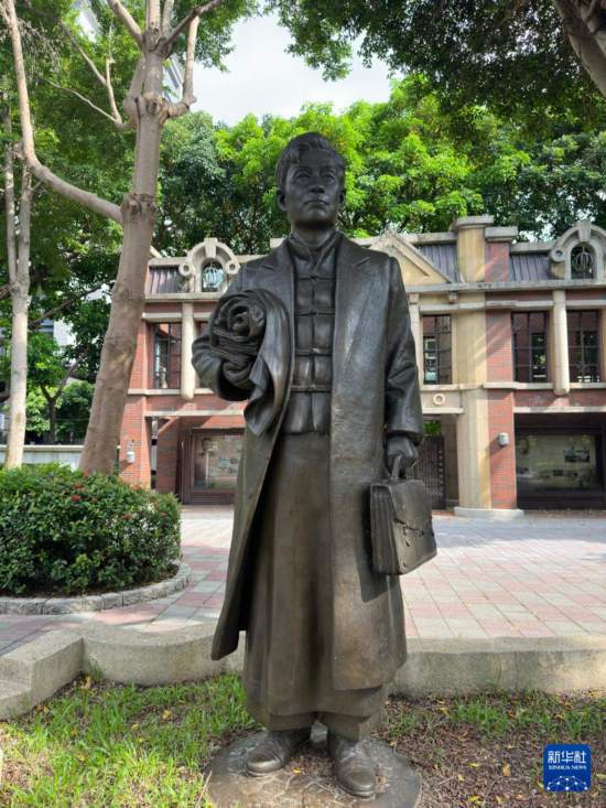 這是新華社去年8月8日在台北市「蔣渭水紀念公園」拍的蔣渭水銅像。圖／取自新華社