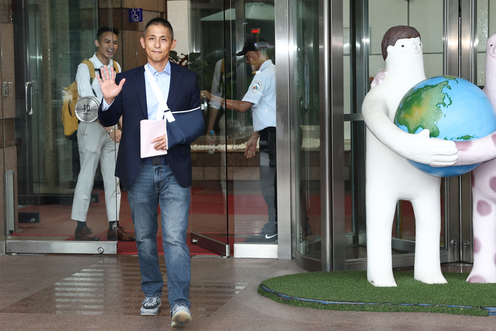 吳怡農遞交台北市長參選意願表 蔣萬安:全力拚市政