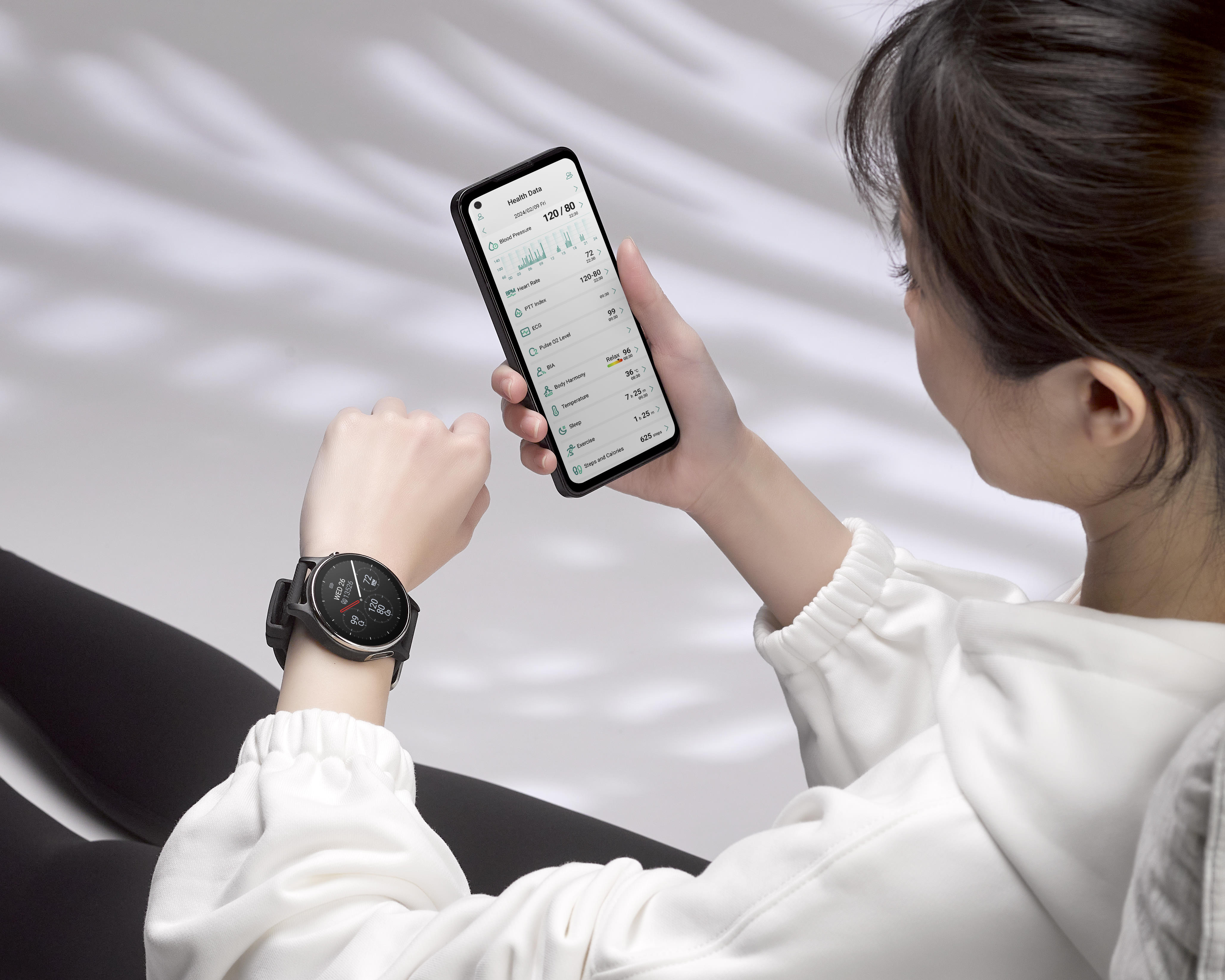 新版ASUS HealthConnect App，除了操作容易，亦導入三大功能，包括：「尋求幫助」、「跌倒偵測」、「關懷追蹤」，當遭遇緊急情事時，將主動發送通知和所在位置予設定聯絡人，及時應對。圖/華碩提供