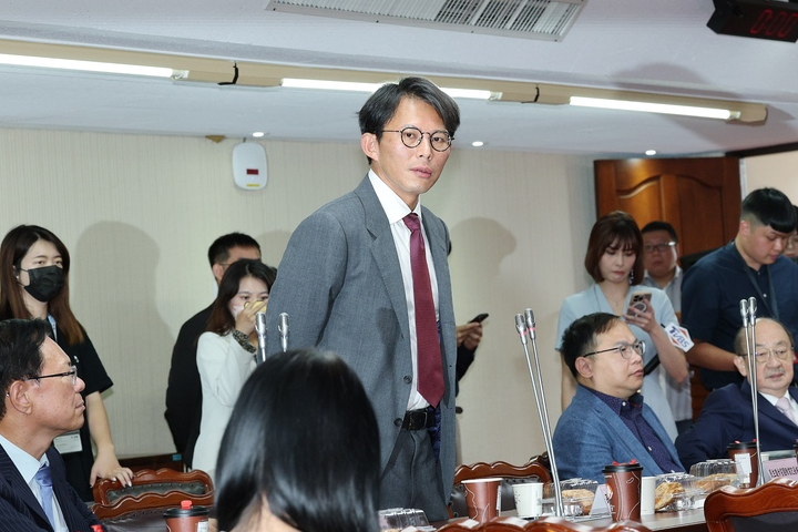 立法院第11屆第4會期1日報到，立委黃國昌完成手續後受訪並痛批內政部長劉世芳無恥。圖/中央社