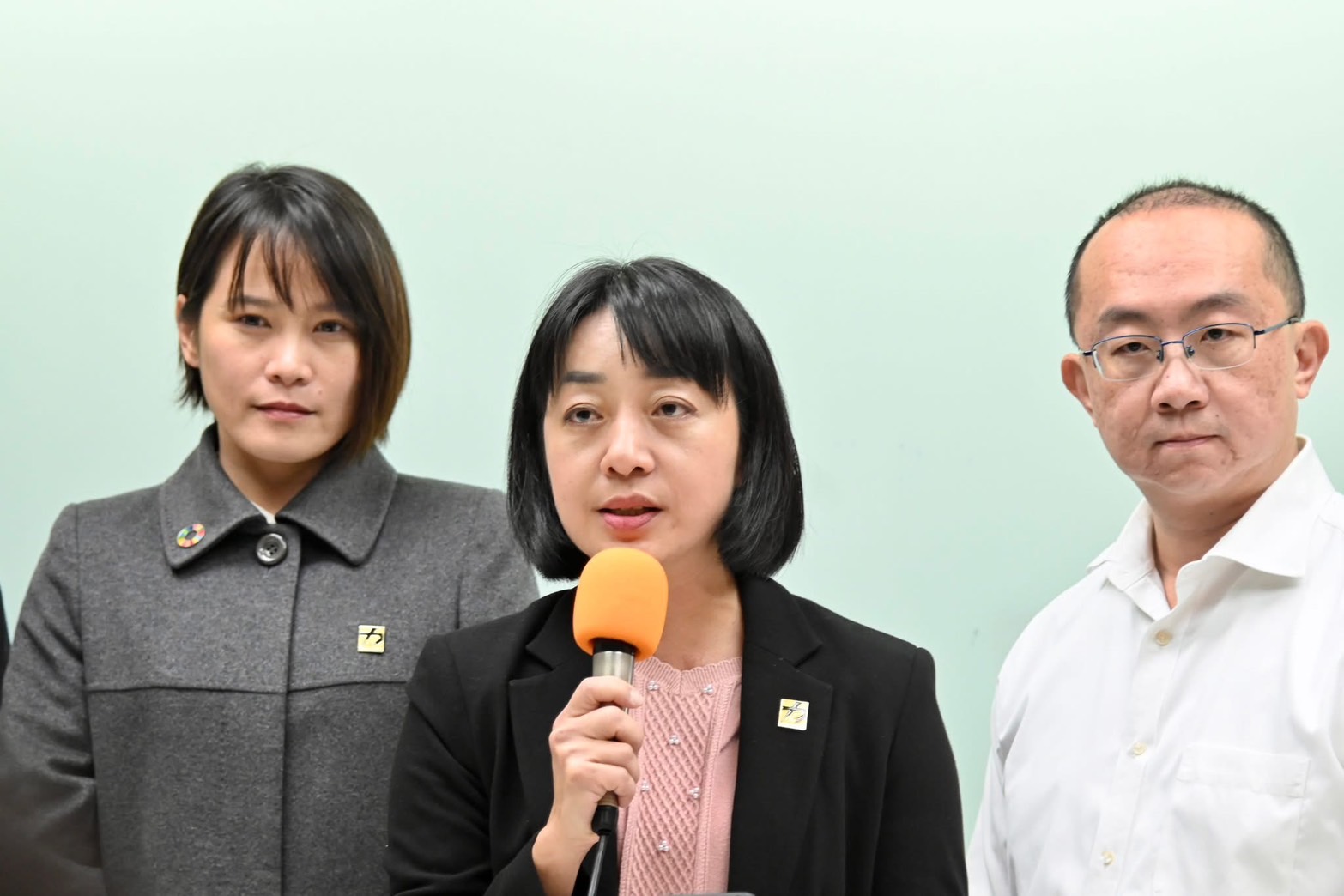 時代力量黨主席王婉諭（中）否認與前民眾黨立委蔡壁如見面是為了聲援柯文哲。圖/取自王婉諭臉書