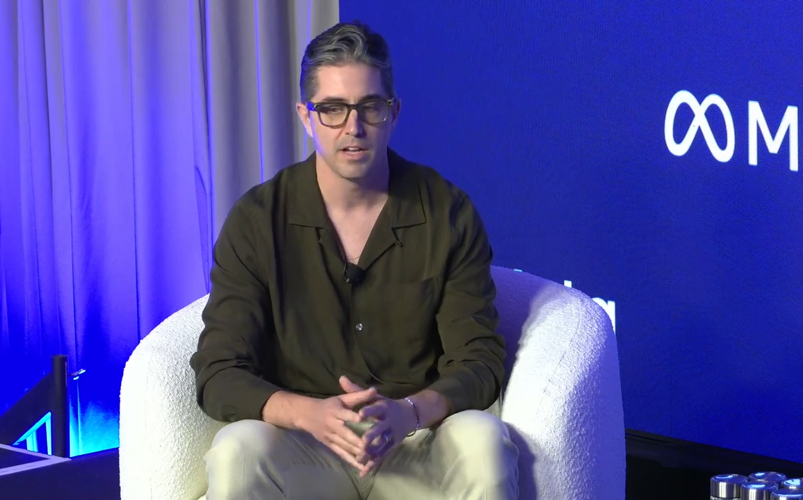 Meta 生成式 AI 產品副總裁 Connor Hayes 表示,AI 角色未來將擁有個人簡介和頭像,並能生成與分享內容。圖/翻攝自Axios YouTube頻道