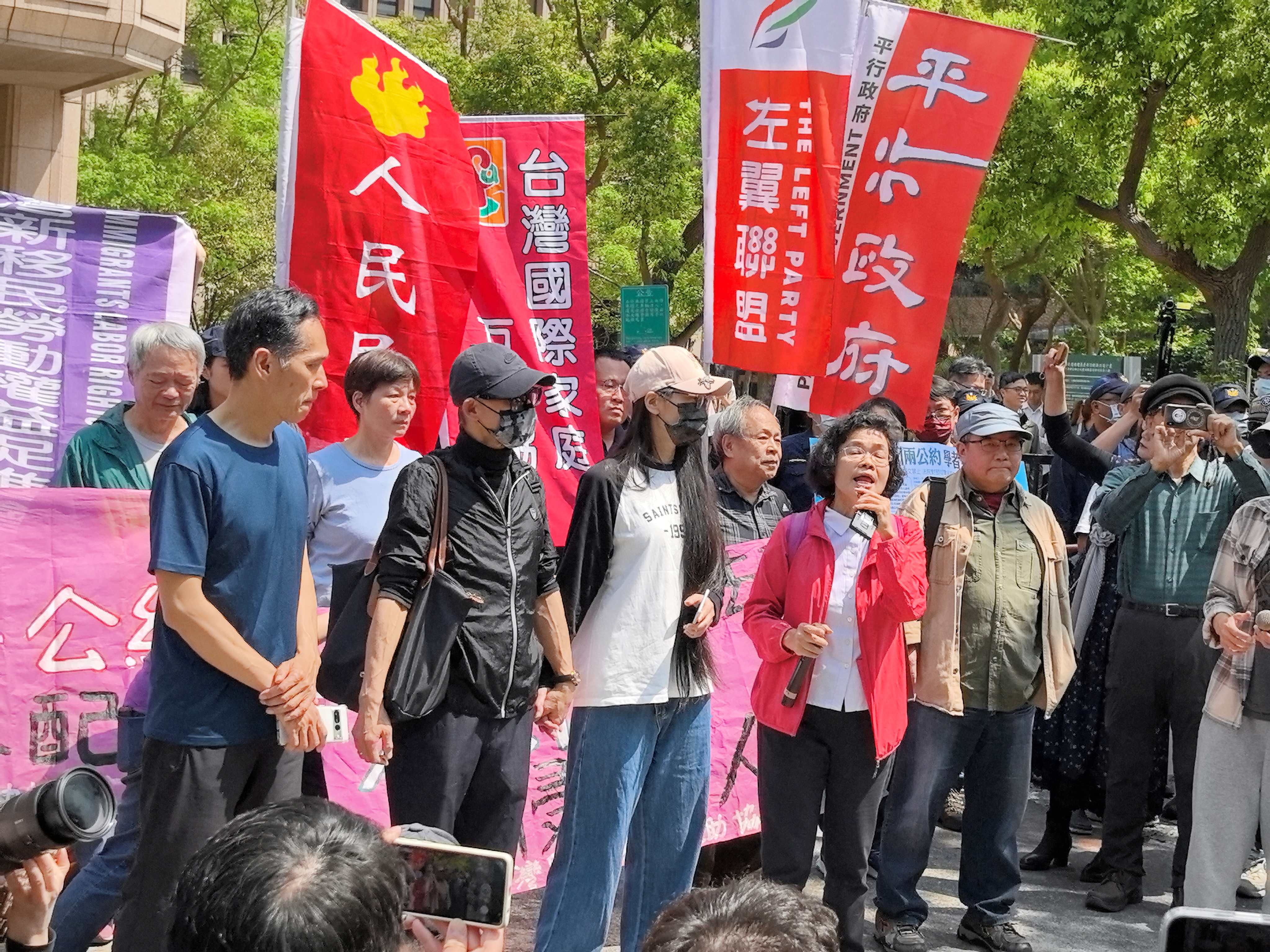 陸配劉振亞(米色帽子者)傳25日晚間將搭機離台。圖/記者孫係繁攝