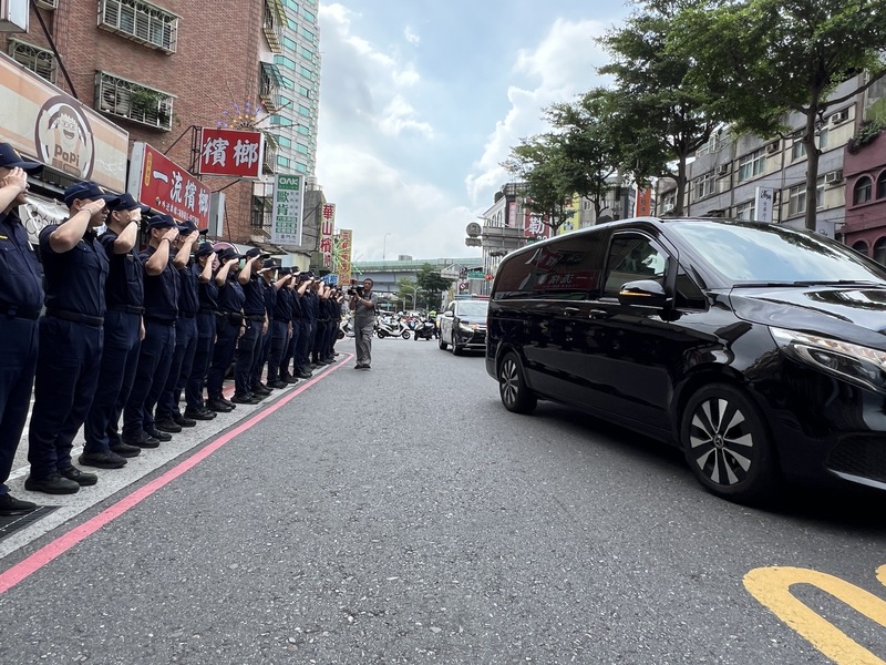新北市三重警分局厚德派出所28歲黃姓員警13日凌晨1時許，執行巡邏勤務時遭逆向汽車撞上傷重不治。圖/中央社