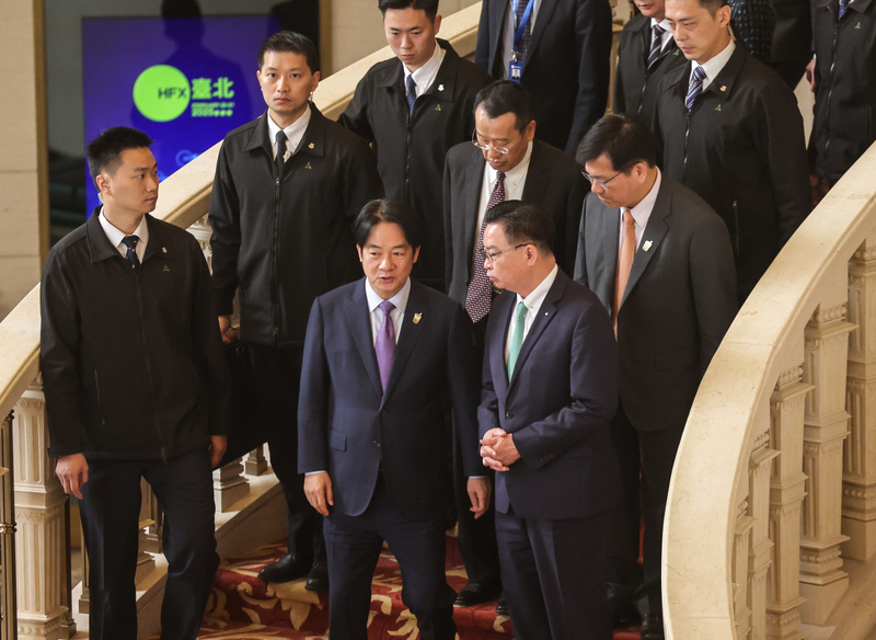 總統賴清德（中）邀請民進黨立委於2月23日赴總統官邸開烤肉趴。圖/中央社