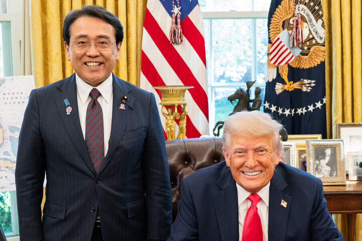 美國總統川普（右）與日本經濟再生大臣赤澤亮正（左）在白宮舉行會談。圖/取自川普Truth Social官方帳號