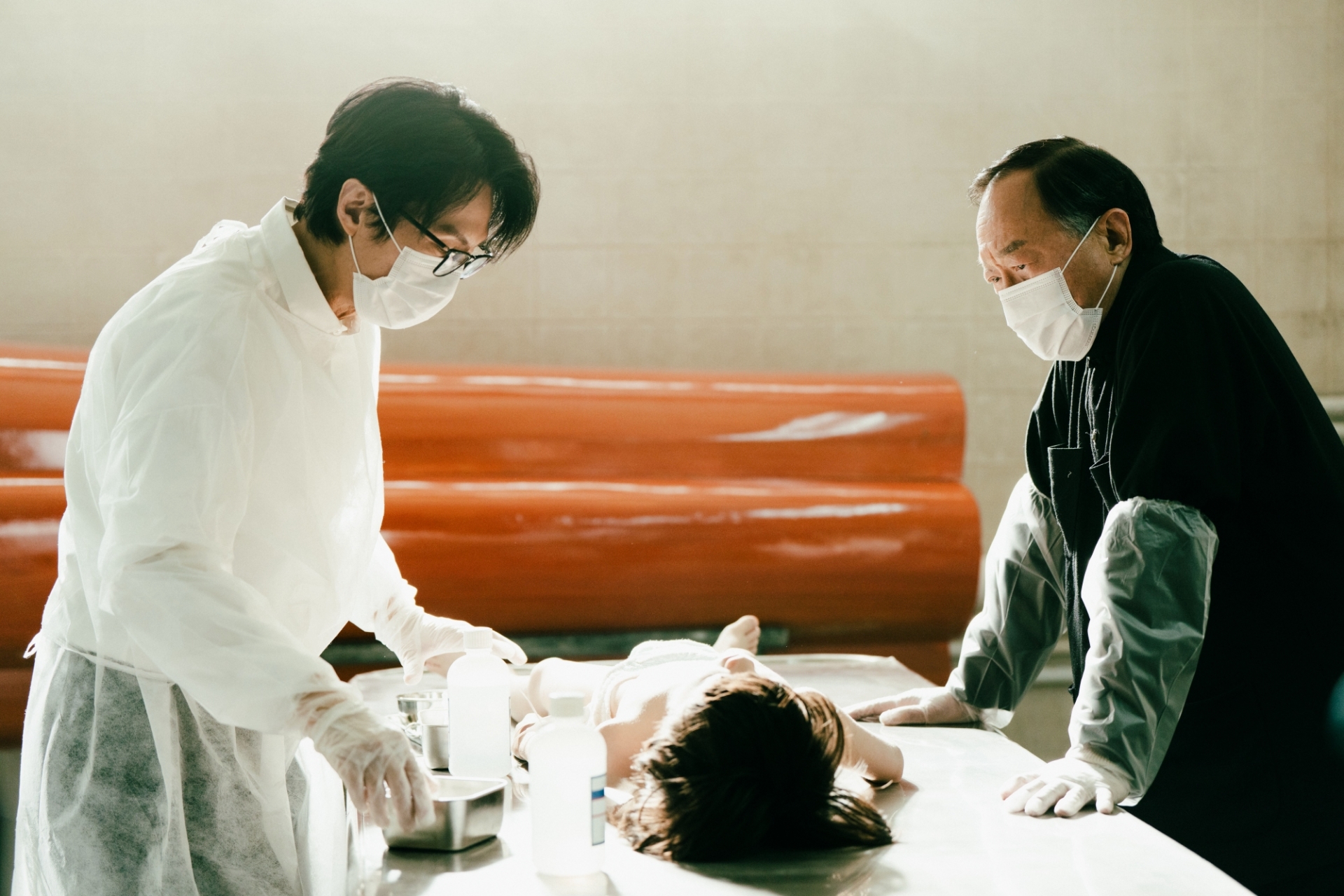許冠文、黃子華在電影《破·地獄》中，真實還原殯葬儀式過程。圖/華映娛樂提供